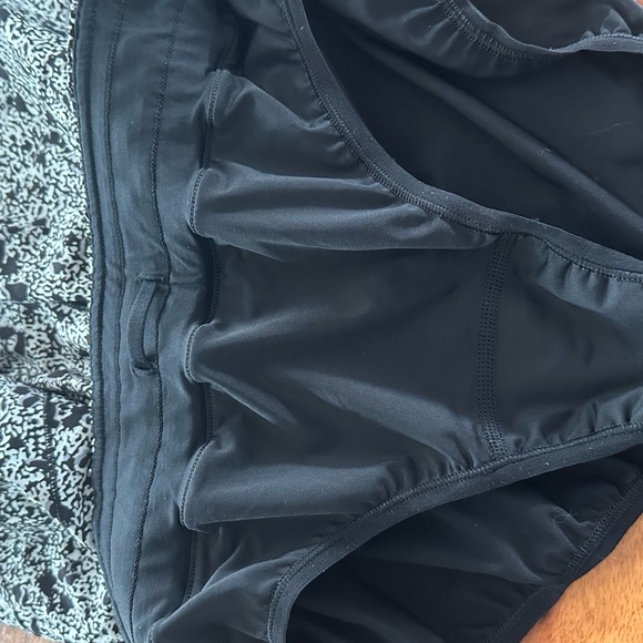 Lululemon shorts size 10 - Picture 4 of 4